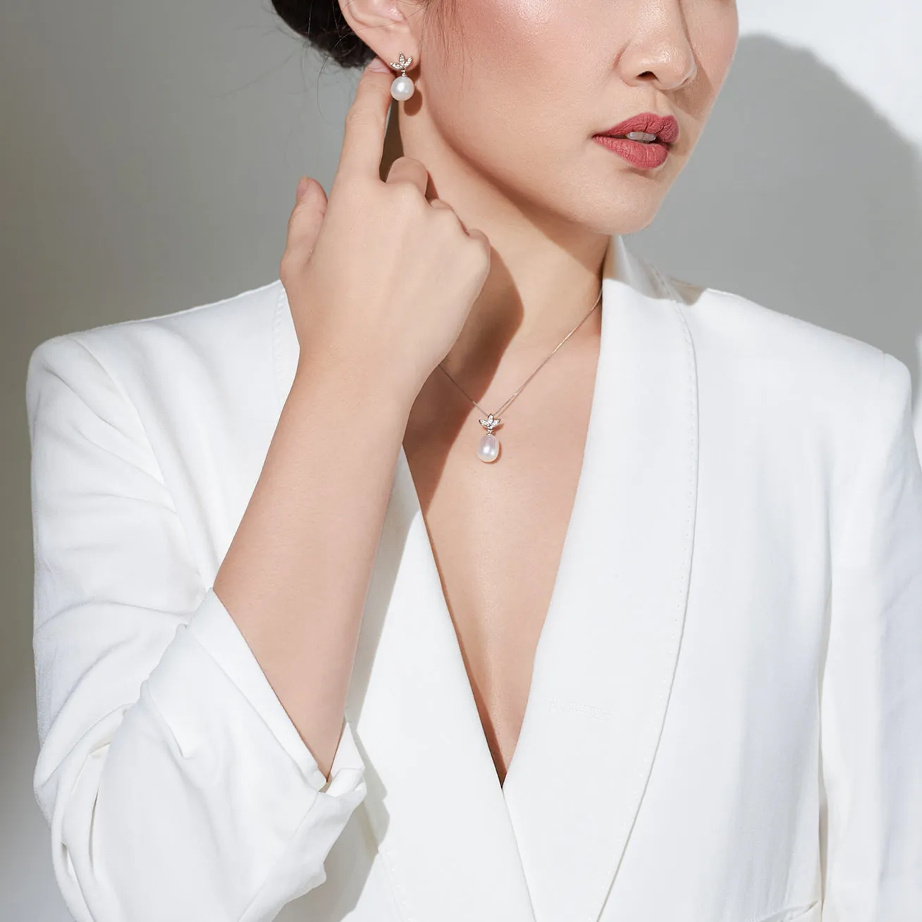 Elegant Freshwater Pearl Earrings WE00055
